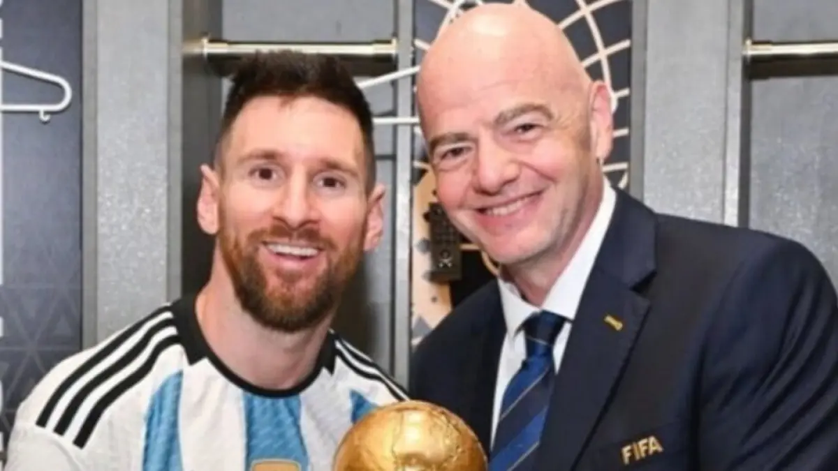 Lionel Messi dan Presiden FIFA.