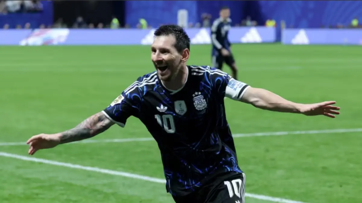 Lionel Messi memimpin daftar top skor Piala Dunia 2026 usai mengoleksi delapan gol dan empat assist, unggul tipis atas Kylian Mbappe menjelang laga terakhir turnamen. (foto FIFA)
