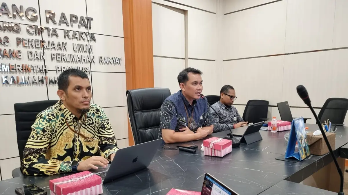 MATANGKAN OPERASIONAL: Iqro Firmani (tengah) bersama Tim UPTD SPAM Regional Kaltim menggelar rapat bersama mempersiapkan pengoperasian SPAM Regional Indominco, Kamis (16/7). (IST)