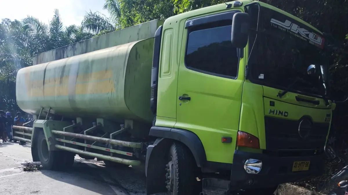 MUSIBAH: Truk tangki yang terlibat kecelakaan maut dengan sepeda motor di Jalan Poros Teluk Pandan, Kutim, Kamis (16/7). Pengendara motor meninggal dunia usai menjalani perawatan di rumah sakit. 