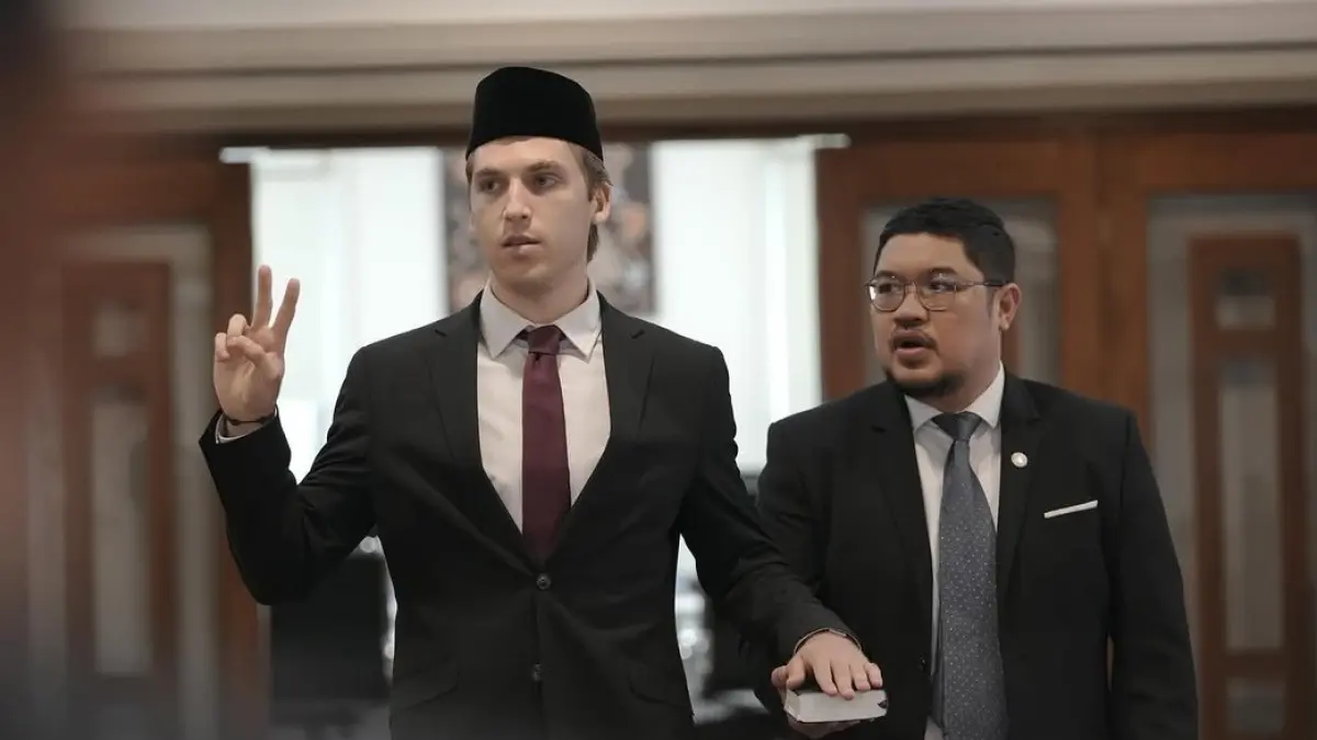 NATURALISASI: Luke Vickery dalam prosesi pengambilan sumpah sebagai WNI, Kamis (16/7/2026). (@TimnasXtra/X) 
