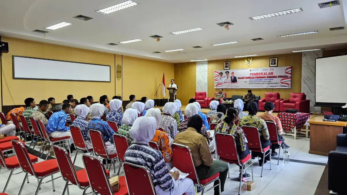 PEMBEKALAN: Ketua DPRD Kota Samarinda Helmi Abdullah memberikan pembekalan kepada 42 calon Paskibraka Kota Samarinda 2026 di Aula Dinas Perpustakaan dan Kearsipan Kota Samarinda, Kamis (16/7). (HAFIZ/KP)