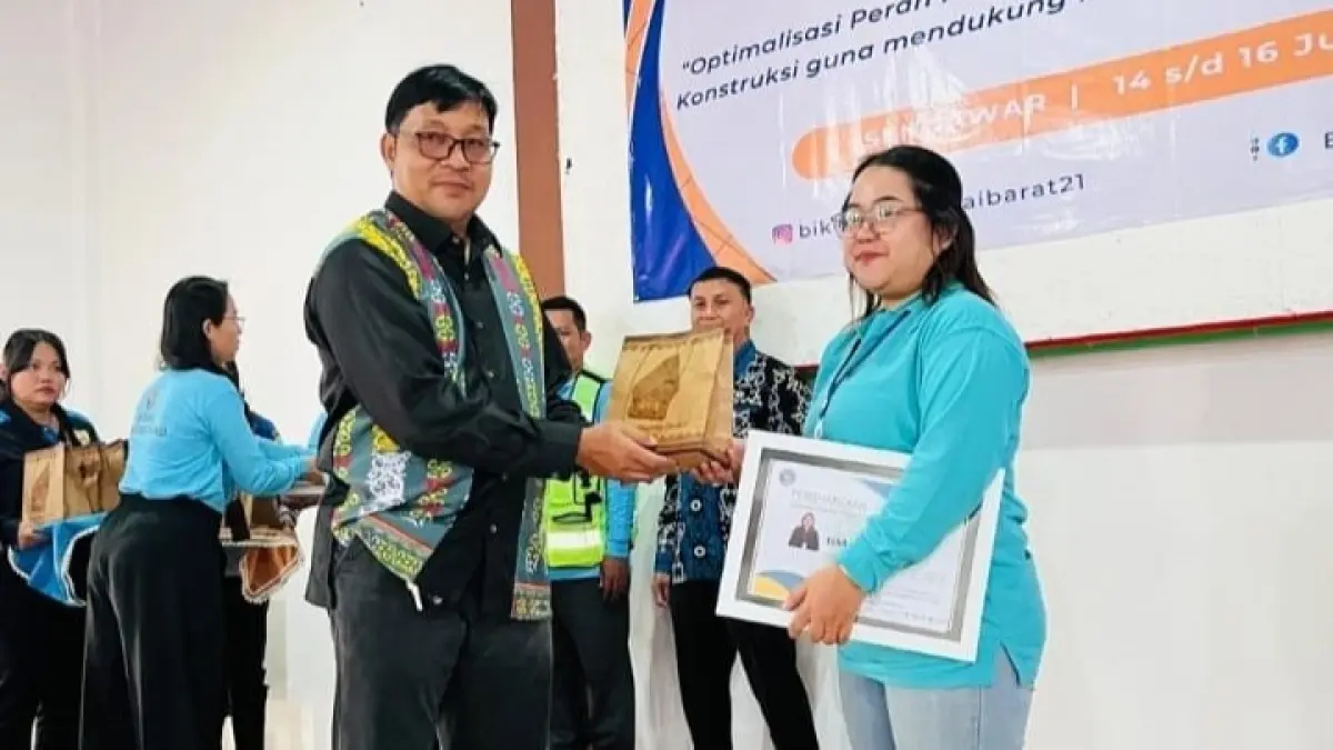 PENGHARGAAN: Kabid Bina Konstruksi DPUPR Kubar, Hironimus Stepen saat menyerahkan penghargaan kepada peserta Pelatihan K3 Konstruksi berprestasi. (SUNARDI/KP)