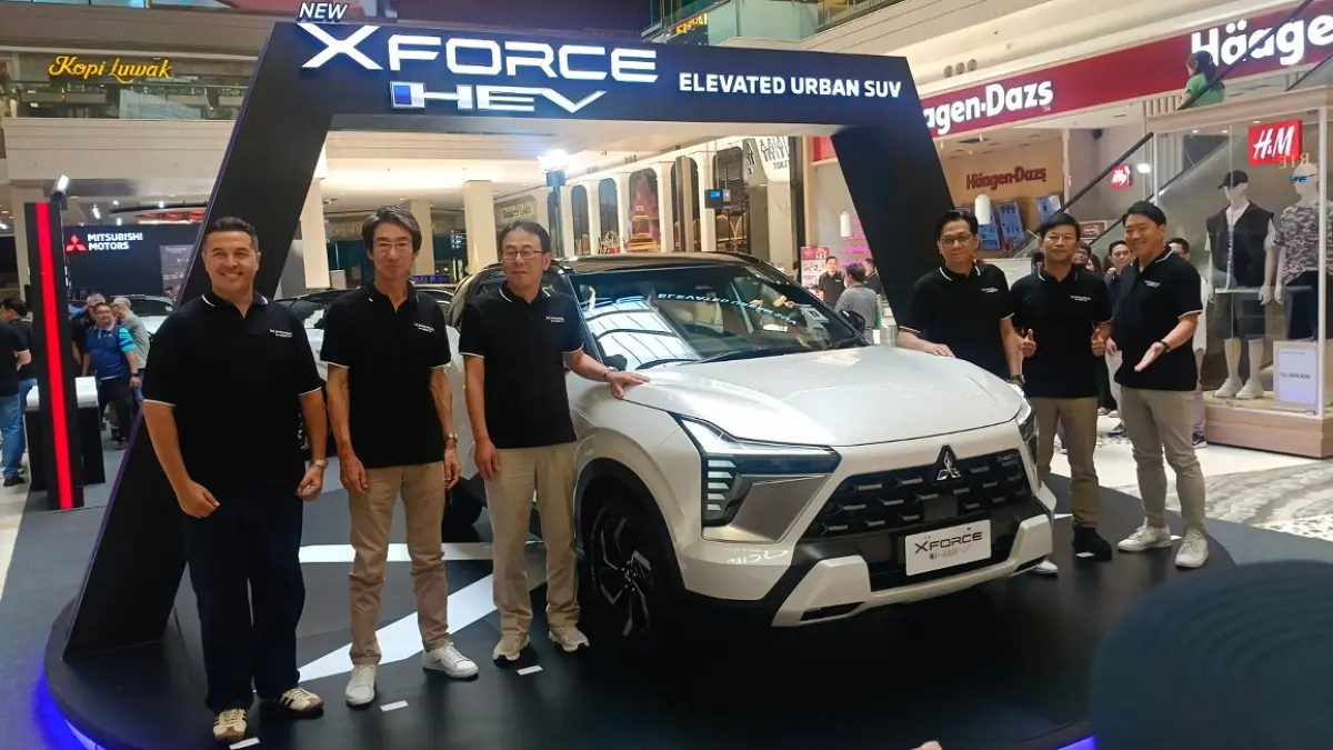 Presiden Direktur MMKSI Atsushi Kurita (ketiga dari kiri) bersama jajaran manajemen saat peluncuran Mitsubishi New Xforce HEV di Jakarta, Kamis (16/7/2026).
