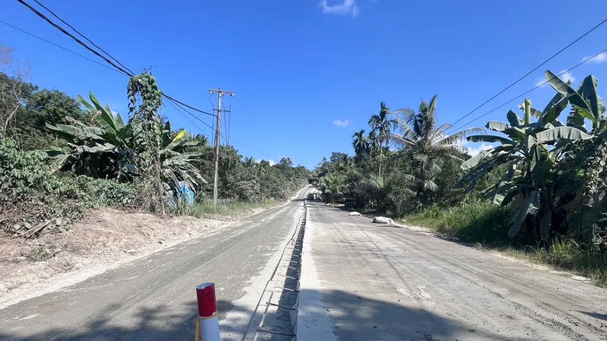 Ruas jalan nasional di kawasan Tanjakan Kinong kini telah menggunakan rigid beton. (K SUNARDI/KALTIM POST)