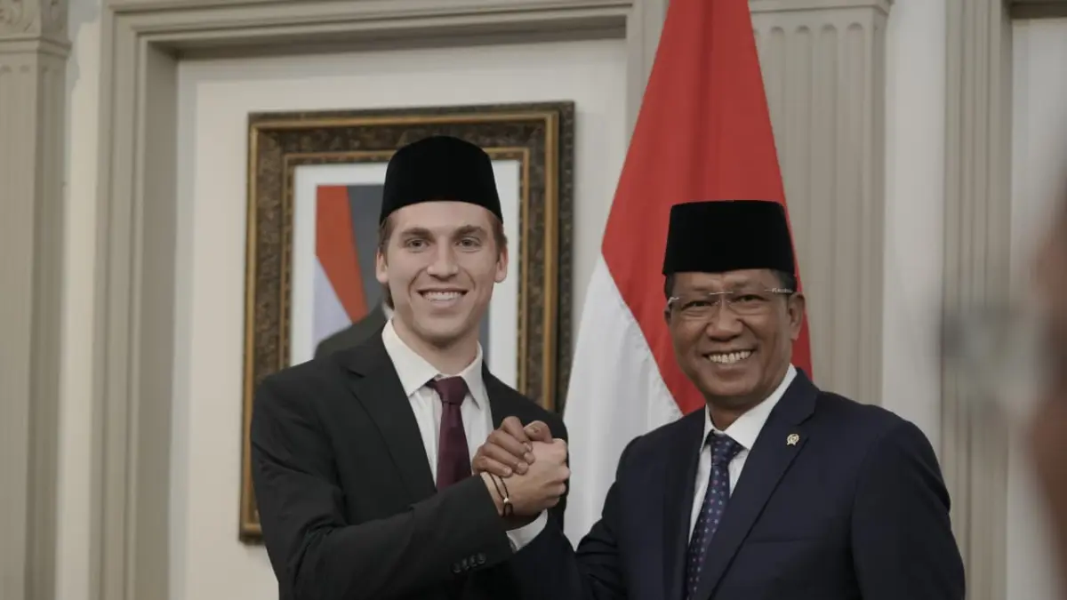 SAH: Menteri Hukum RI Supratman Andi Agtas (kanan) resmi mengambil sumpah sebagai WNI terhadap pesepakbola Luke Anthony Vickery di KJRI Sydney, Australia, Kamis, 16 Juli 2026. (IST)