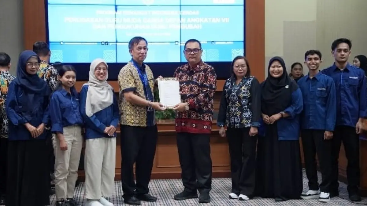 Sekkab Kutai Barat, Erik Victory (lima kanan) menyambut Pengurus YPA-MDR, Wedijanto Widarso. (IST)