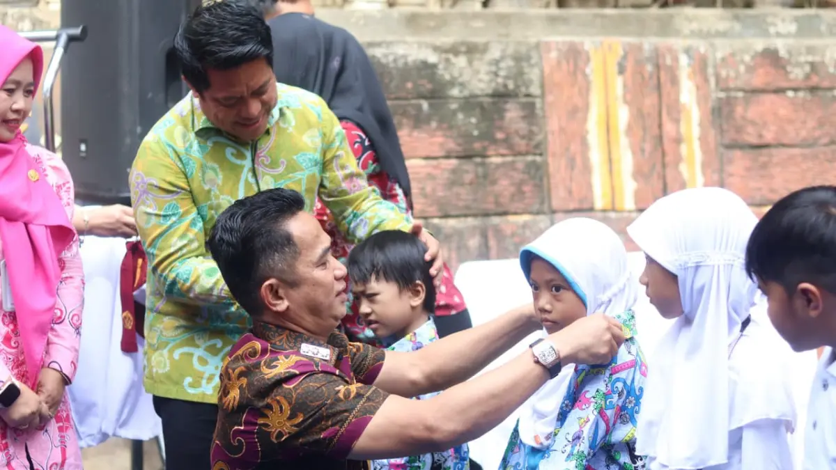 SERAGAM GRATIS BALIKPAPAN: Wali Kota Balikpapan Rahmad Mas’ud menyerahkan bantuan seragam gratis secara simbolis kepada siswa baru di SD 009 Balikpapan Utara, Kamis (16/7/2026).