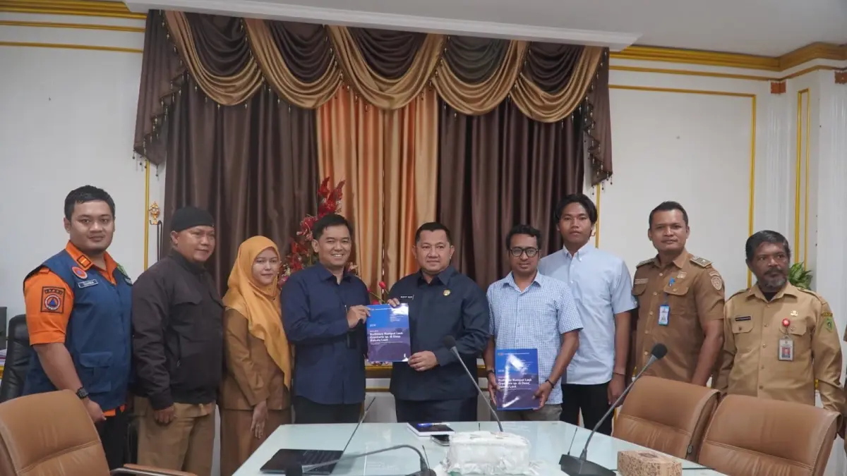Staf Ahli Bupati PPU Bidang Ekonomi, Keuangan, dan Pembangunan Margono Hadi Sutanto menyerahkan buku paparan tim penyusun Policy Brief Budidaya Rumput Laut Gracilaria sp kepada Bupati Penajam Paser Utara Mudyat Noor, Selasa (14/7/2026).