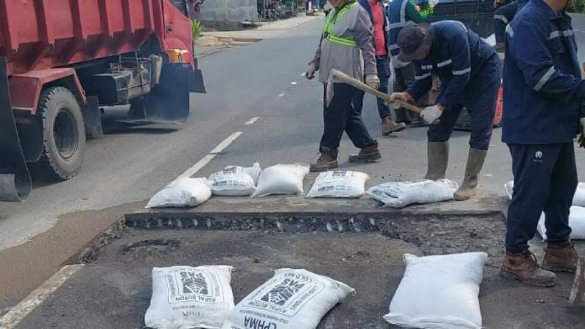 TAMBAL SEMENTARA: Dinas PUPRK Bontang kembali melakukan penanganan ruas jalan yang bergelombang dengan sifat sementara. FOTO: ADIEL KUNDHARA/KP
