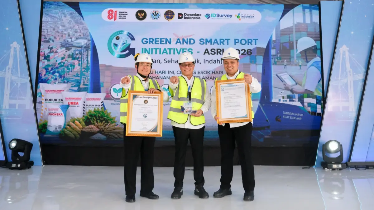 TRANSFORMASI: Transformasi pelabuhan Pupuk Kaltim berbuah penghargaan Bintang 5 Green and Smart Port ASRI 2026, dorong keberlanjutan, digitalisasi, dan efisiensi logistik nasional. Tampak Direktur Utama Pupuk Kaltim, Rafli Yandra (tengah). (KORKOM/PUPUK KALTIM)