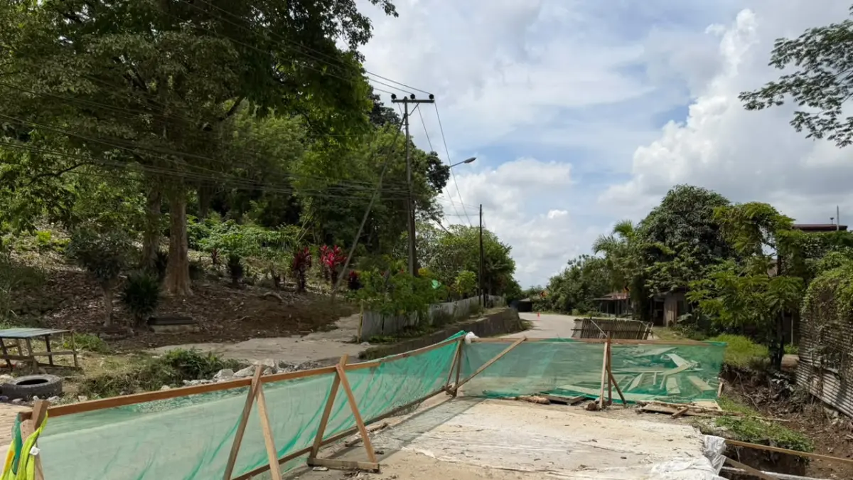 MINIMALISASI RISIKO BANJIR : Kondisi terkini penataan drainase permukaan di ruas jalan nasional Loa Janan–Tenggarong–Kotabangun. Pemasangan saluran lintas bawah tanah ini diharapkan mampu menekan potensi banjir lokal serta menjaga daya dukung tanah dari risiko jalan ambles. (FOTO:  BBPJN KALTIM)