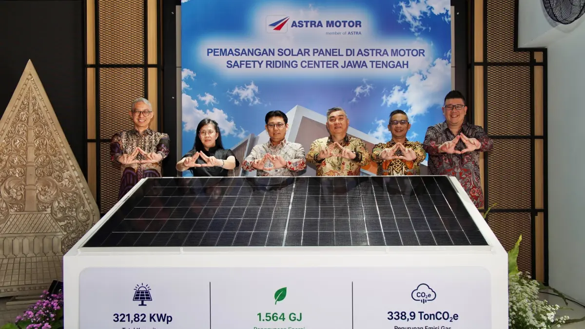 Chief Executive Astra Motor Robien Tony (ketiga kiri) dan Chief Operating Officer Budi Astono (ketiga kanan) resmikan pemasangan penggunaan sistem Solar Photovoltaic (Solar PV) berkapasitas 40 kilowatt peak (kWp) di Astra Motor Safety Riding Center Jawa Tengah (15/6/2026). Peresmian ini turut disertai oleh Marketing Division Head Ronny Agustinus (kiri), Finance and Administration Division head Astra Motor Linda Yunita Harjo (kedua kiri), Retail Division Head Agoes Setiawan (kedua kanan), dan Operational Division Head Arnanto Gunara (kanan).