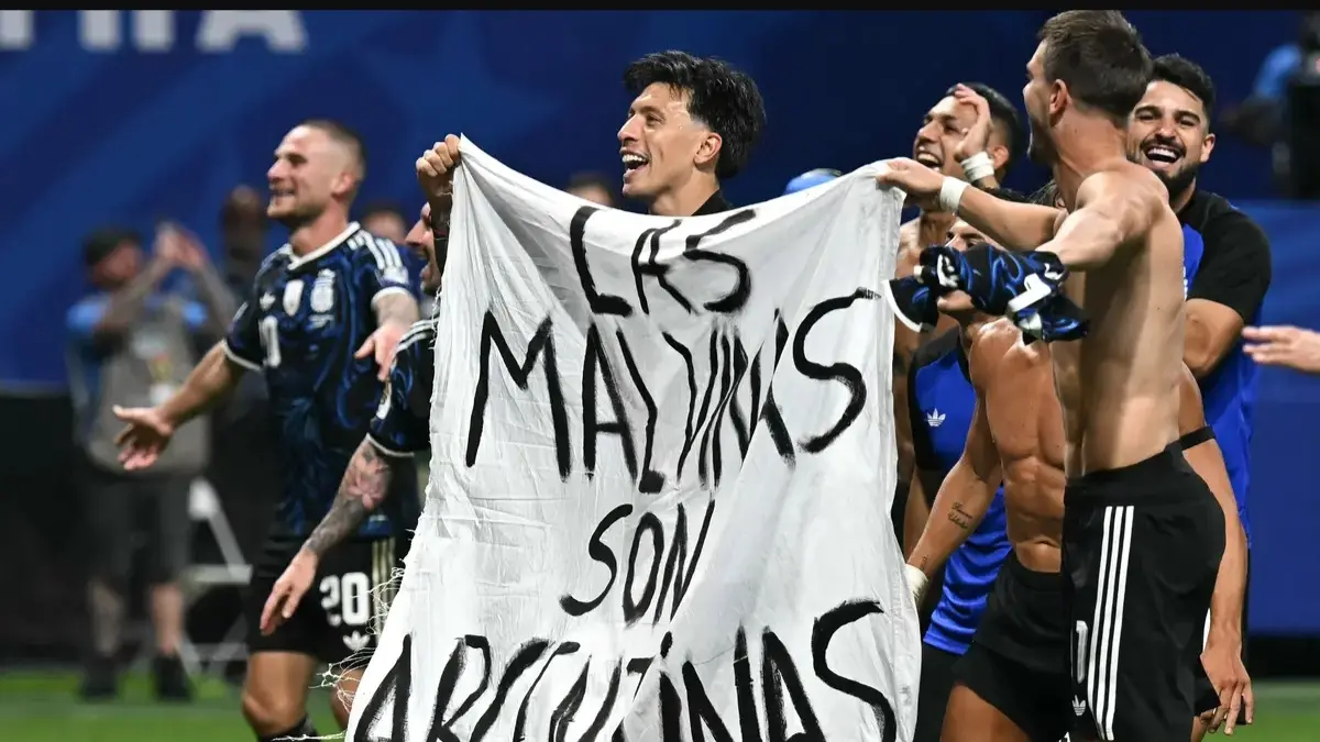 Aksi pemain Timnas Argentina membentangkan spanduk bertuliskan "Las Malvinas Son Argentinas" memicu protes pemerintah Inggris. FIFA telah didesak untuk melakukan penyelidikan. (FOTO: IST)