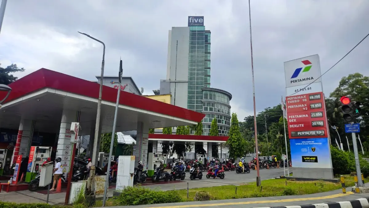 ANTREAN BBM: Pemkot meminta Dishub menata antrean dan menertibkan praktik pengetapan BBM agar tidak mengganggu lalu lintas maupun aktivitas UMKM. HAFIZ/KP