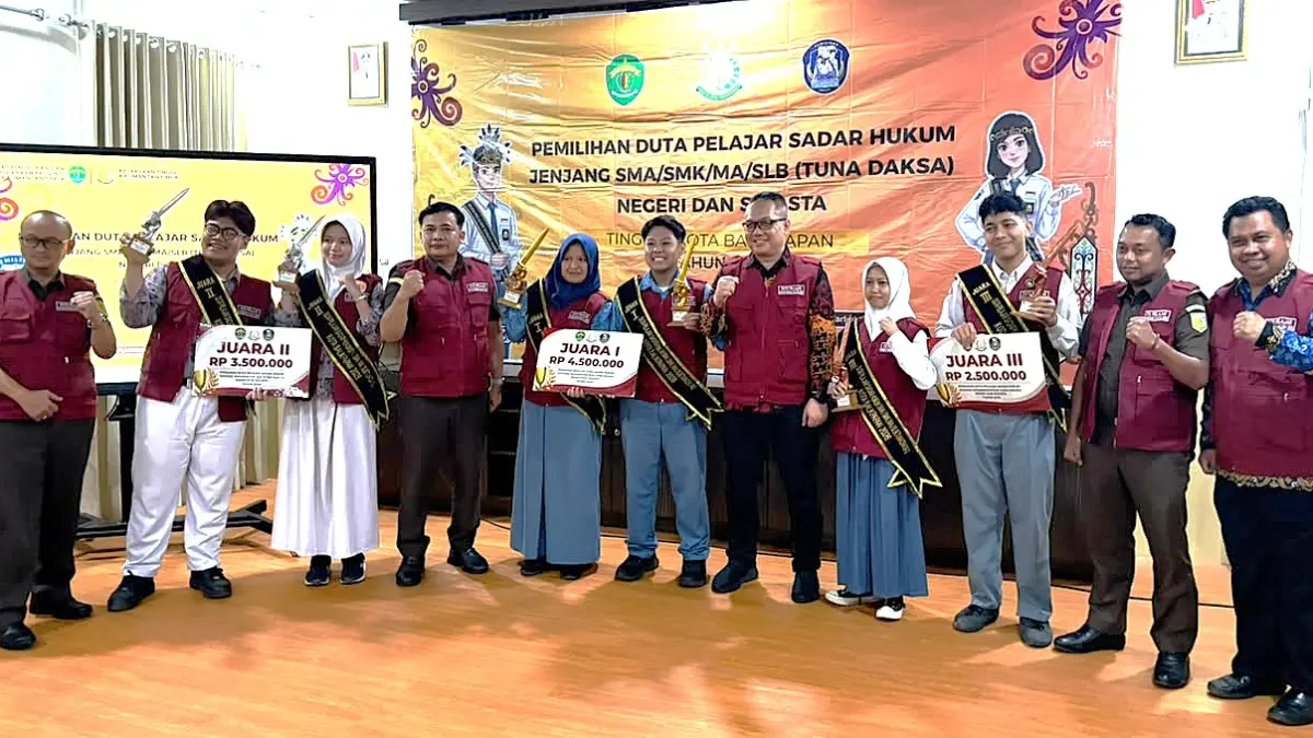 AGEN PERUBAHAN HUKUM: Kepala Kejari Balikpapan Andri Irawan (tengah) saat berfoto bersama para pelajar peraih juara 1, 2, dan 3 DPSH 2026. Ajang kolaborasi Kejati Kaltim dan Disdikbud ini menyoroti inovasi literasi hukum pelajar mulai dari bahaya narkoba hingga pencegahan judi online. (IST)