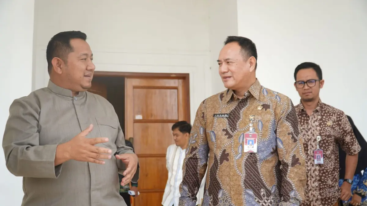 BERBAGI: Mudyat Noor (kiri) menerima kunjungan kerja dari Kepala Balai Pemerintahan Desa Yogyakarta, Irsan, di Rumah Jabatan Bupati PPU, Nipah-Nipah, Jumat (17/7/2026). HUMAS PEMKAB PPU UNTUK KP