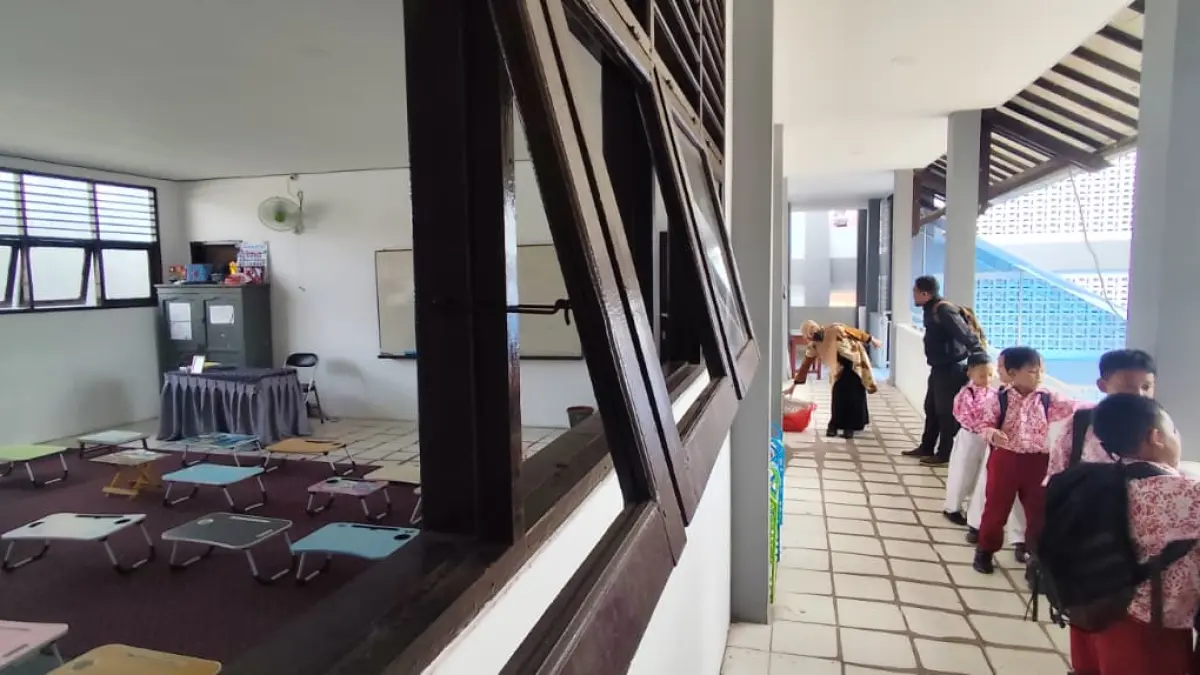 DUDUK MELANTAI: Salah satu kelas di SD 027 Samarinda Ulu menggunakan alas karpet dan meja lipat untuk KBM selama masa MPLS, Jumat (17/7).
