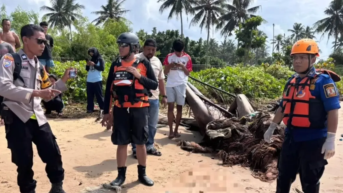 EVAKUASI: Tim gabungan menemukan korban yang kapalnya terbalik karena diterjang ombak.