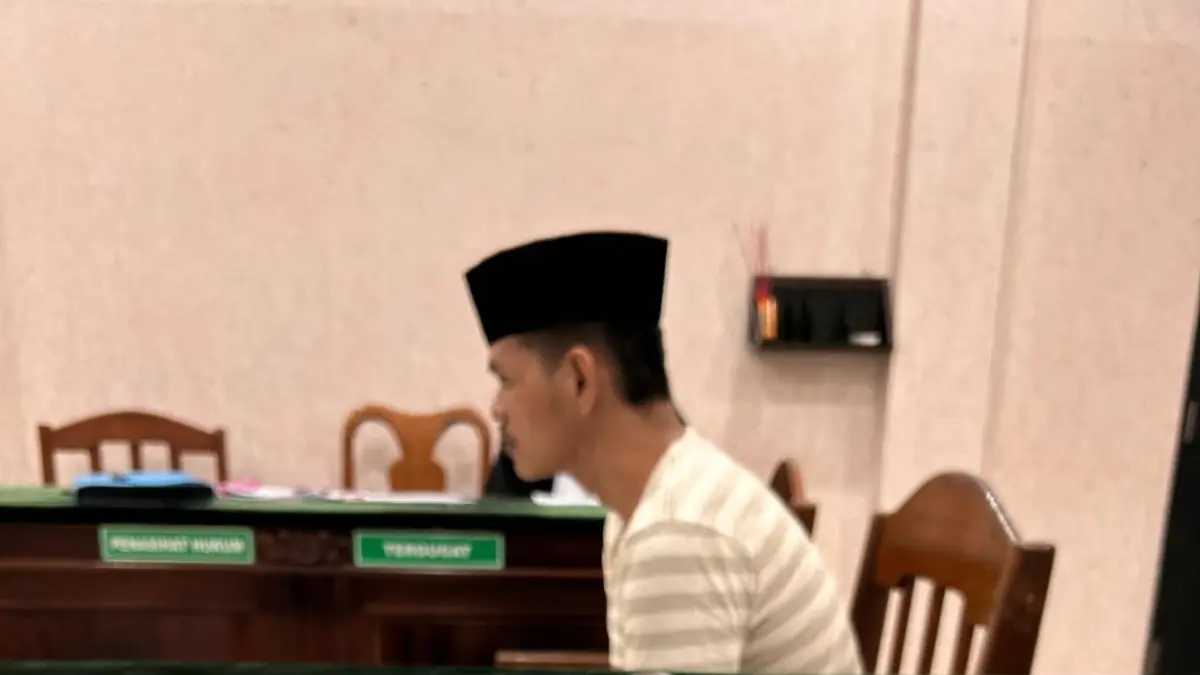 GARA-GARA UTANG:  MEJA HIJAU: Gusrianto alias Atong menjalani sidang perdana di Pengadilan Negeri Samarinda atas perkara penikaman yang menewaskan M. Reza Adam di Samarinda Seberang pada Februari lalu. (IST)