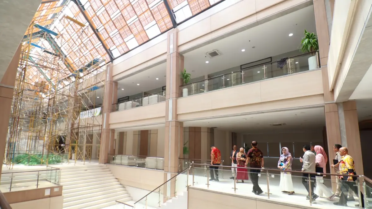 Gedung baru DPRD Balikpapan tampil menawan dengan dominasi warna coklat muda dan aksen kayu khas arsitektur Kalimantan Timur. Gedung senilai Rp140 miliar ini ditargetkan mulai beroperasi penuh pada Agustus 2026 mendatang. (ANGGI PRADITHA/KP)