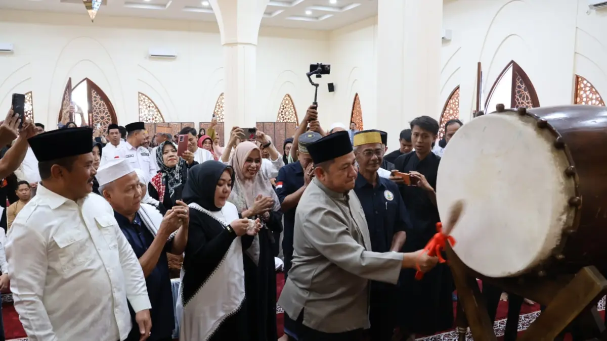 IKON BARU: Bupati PPU Mudyat Noor menabuh beduk Masjid Nurul Islam Maccarinna petanda resmi dibuka. HUMAS PEMKAB PPU UNTUK KP