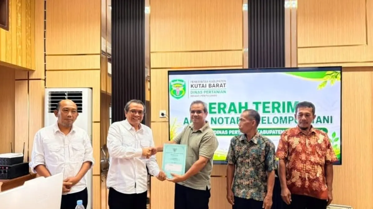 Kepala Dinas Pertanian Kutai Barat Stepanus Alexander Samson menyerahkan sertifikat kepada perwakilan kelompok tani.