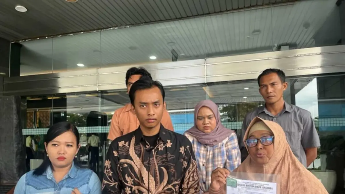 LBH Samarinda saat mendampingi masyarakat yang terdampak program gratis pendidikan pemprov Kaltim beberapa waktu lalu. (Ist)