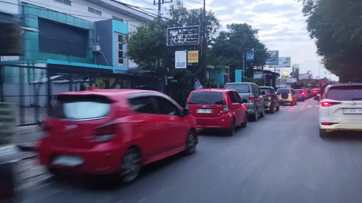 MENGANTRE: Puluhan kendaraan roda berjejer menuju SPBU, mereka mengantre sejak subuh demi mendapat BBM subsidi.