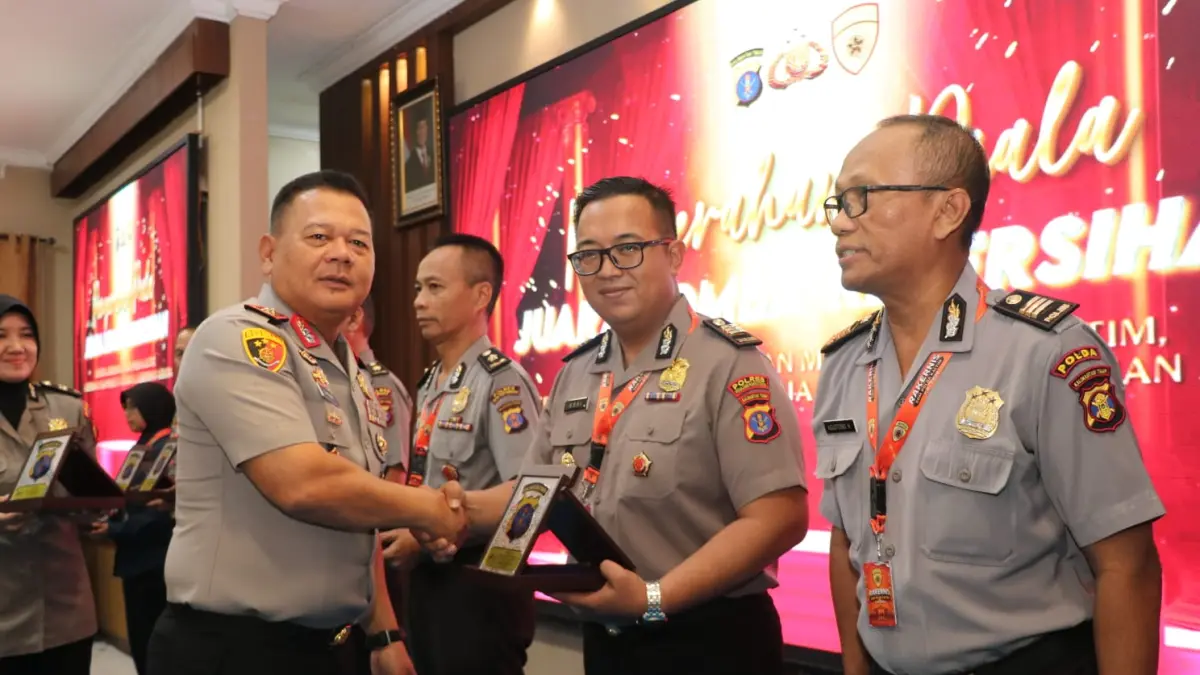 PENGHARGAAN: Kapolda Kaltim, Irjen Pol Endar Priantoro  memberikan penghargaan kepada Kabag SDM AKP Adhi Apriliyan Setyawan  mewakili Polres PPU.(Dok. Humas Polres PPU) 