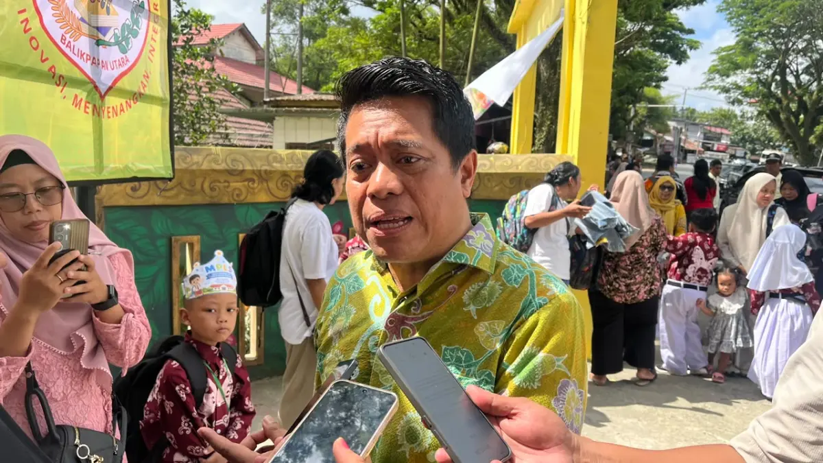PENJELASAN: Kepala Disdikbud Balikpapan Irfan Taufik saat menjelaskan isu kursi kosong tidak terserap dalam SPMB 2026. (ANGGI PRADITHA/KP)