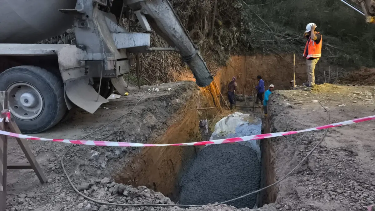 PERSIAPAN: Penyiapan lantai kerja (lean concrete) setebal 10 sentimeter sebelum pemasangan Box Culvert.  (SUNARDI/KP)