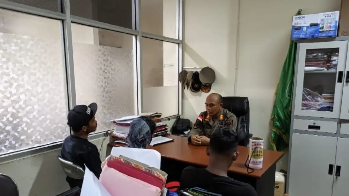 Petugas Satpol PP Kutai Barat memberikan pembinaan kepada pengamen dan badut jalanan yang terjaring penertiban di kawasan lampu merah Sendawar.