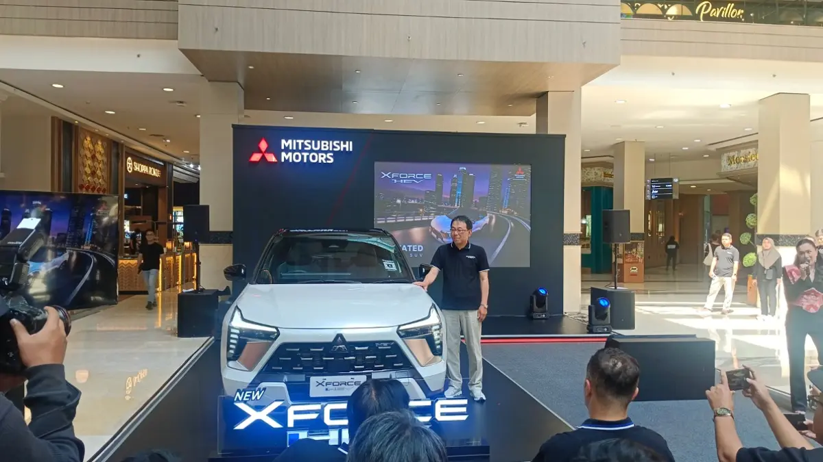 Presiden Direktur PT Mitsubishi Motors Krama Yudha Sales Indonesia (MMKSI) Atsushi Kurita memperkenalkan Mitsubishi New Xforce HEV saat peluncuran resmi di Mall Kota Kasablanka, Jakarta, Kamis (16/7).
