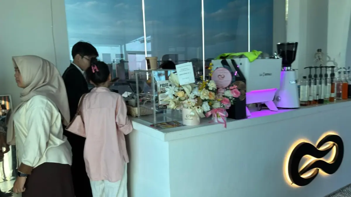 RUANG: Beroperasi di rooftop UNIBA sejak Juni 2026, kafe menjadi ruang favorit untuk mengerjakan tugas, berdiskusi, hingga melepas penat setelah seharian mengikuti perkuliahan. (PUTRA/KP)