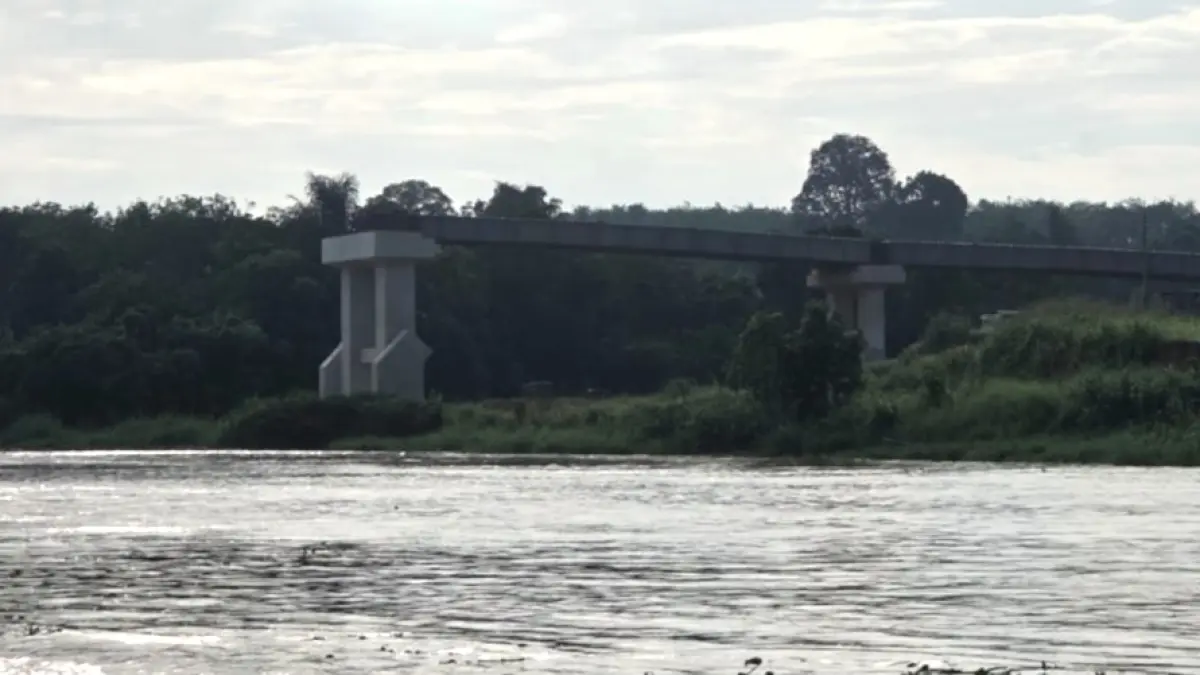BELUM TERSAMBUNG: Kondisi tiang pancang dan struktur pendekat proyek pembangunan Jembatan Sebulu di Kutai Kartanegara. Terhambat keterbatasan kas fiskal daerah, megaproyek konektivitas senilai total Rp900 miliar ini baru merampungkan sekitar 50 persen dari total pengerjaan fisik. (IST)