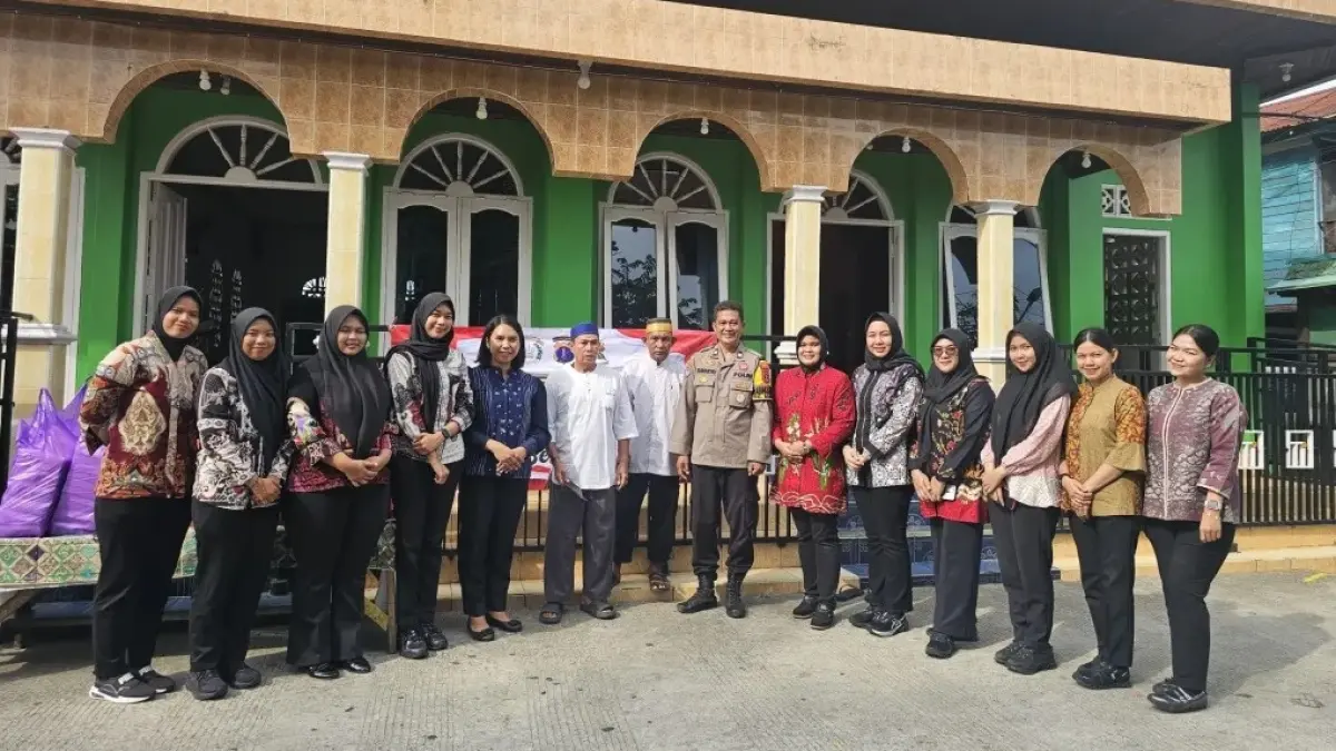 SALURKAN: Polwan dan Bhayangkari Daerah Kaltim salurkan Alquran di masjid sebagai wujud peduli pembelajaran.