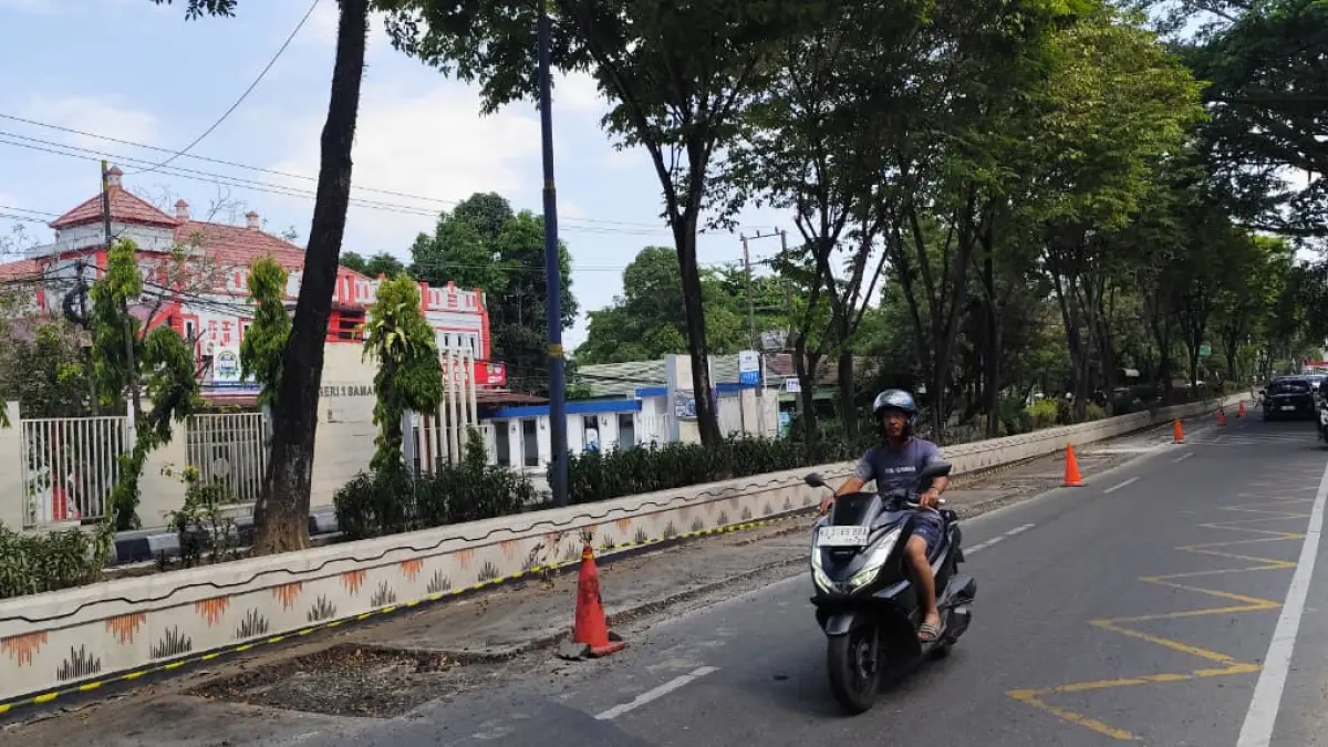 TANGGAP: Tim DPUPR Samarinda memperbaiki kerusakan Jalan Pahlawan Kecamatan Samarinda Ulu, beberapa waktu lalu.