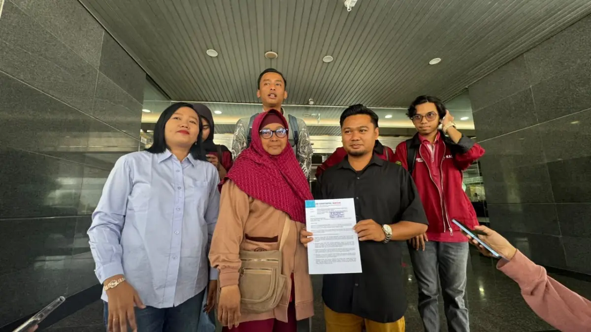 Tiga mahasiswa didampingi LBH Samarinda saat menyampaikan tuntutan untuk yang kedua kalinya terhadap dugaan pembatalan sepihak penerima program Gratispol. (DOK/KP)
