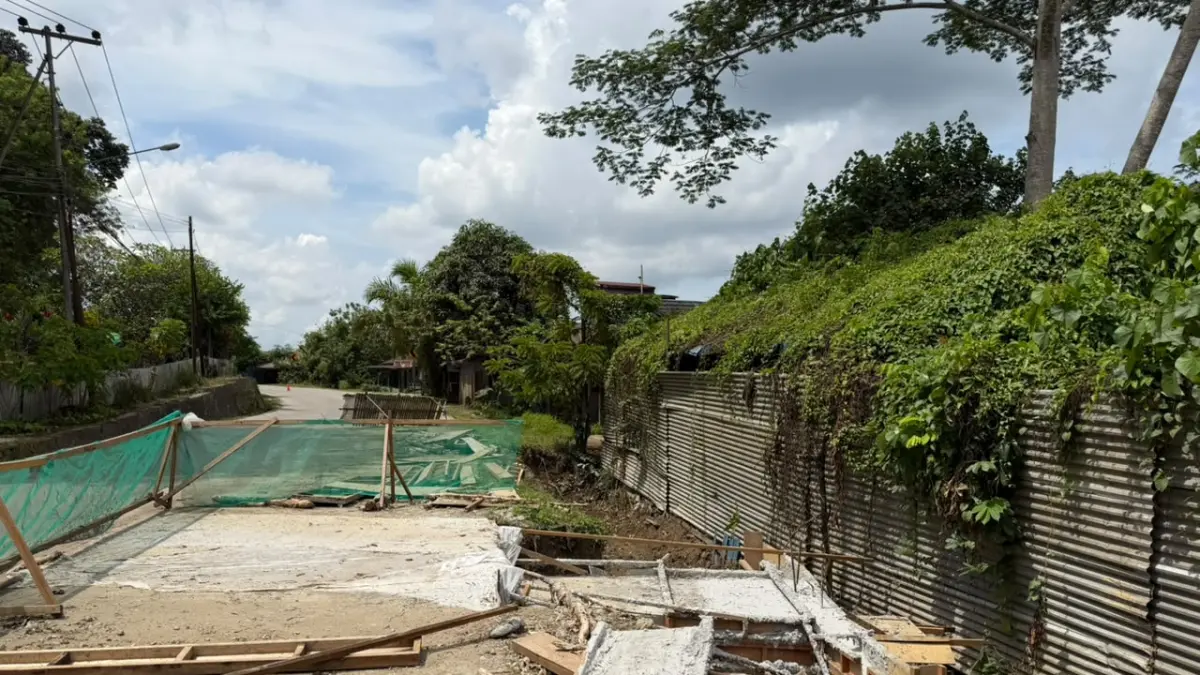 UPAYA: Balai Besar Pelaksanaan Jalan Nasional Kaltim melalui PPK 1.5 Kaltim saat ini tengah membangun saluran lintas atau cross drain di Desa Jembayan. 