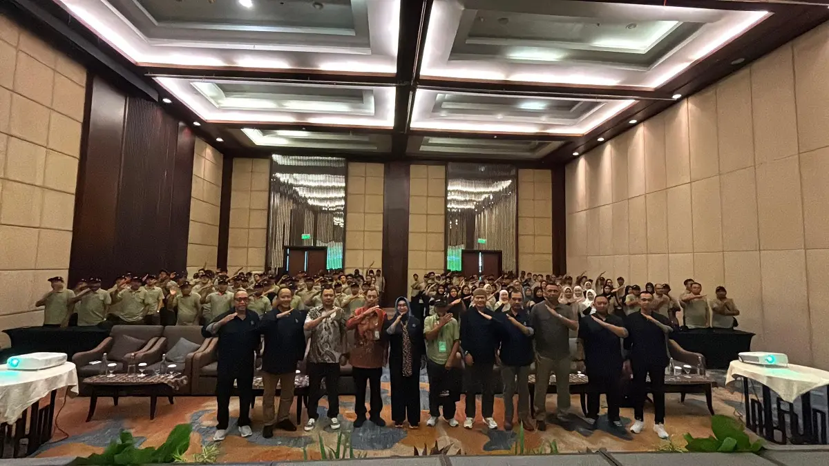 KUNCI RENDEMEN OPTIMAL: Perwakilan AKPY, BPDP, dan Ditjenbun bersama 156 pekebun Kabupaten Paser saat Pelatihan Panen dan Pascapanen Kelapa Sawit 2026 di Balikpapan. Kegiatan ini menekankan pentingnya kecepatan penanganan pascapanen guna mendongkrak kualitas minyak sawit Kaltim.