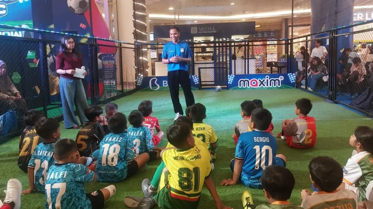 Bryan Cesar memberikan coaching clinic kepada tim yang melaju ke semifinal Mini Soccer 3 on 3 Competition. (FOTO OKTAVIA MEGARIA/KP)