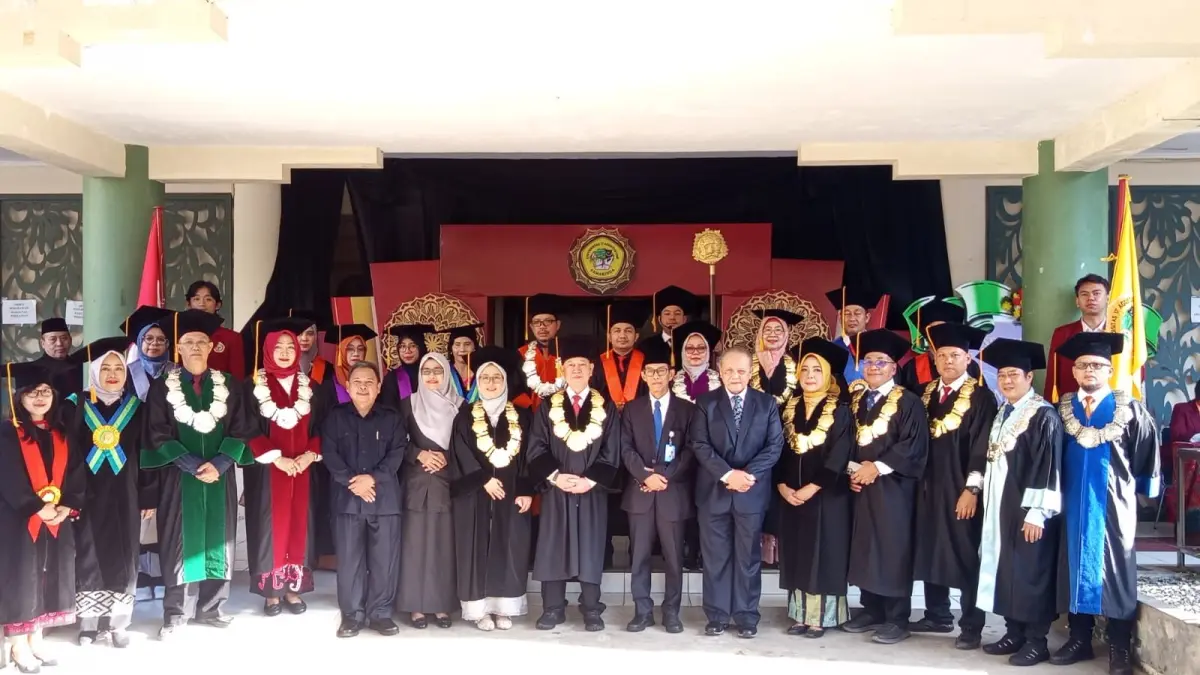 Civitas akademika Universitas 17 Agustus 1945 Samarinda mengabadikan momen Wisuda Sarjana dan Pascasarjana Periode I Tahun 2026, Sabtu (18/7/2026). (IST)