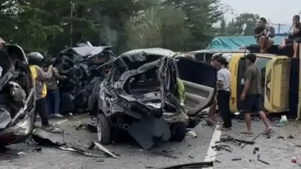 LAKALANTAS: Diduga rem blong, truk muatan seruduk 9 kendaraan di Sibolangit. Insiden maut ini tewaskan 4 orang & lukai 8 warga, jalur Medan-Berastagi macet.(IST)