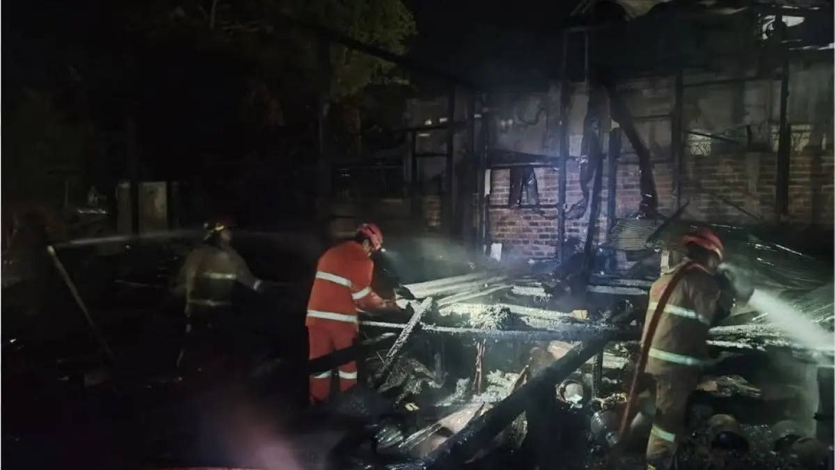PADAMKAN API: Petugas pemadam kebakaran berjibaku memadamkan api yang membakar rumah dan sebagian gedung Bank BTN di Petung, Penajam, PPU, dinihari Sabtu.(IST)