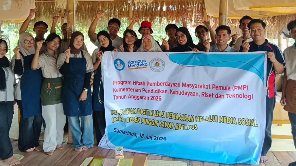 PENGABDIAN : Tim dosen dan mahasiswa Prodi Pendidikan Ekonomi IKIP PGRI Kaltim bersama peserta pelatihan digitalisasi, Sabtu (18/7).