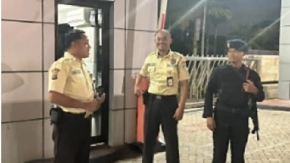 PENGAWASAN: Personel Gegana Brimob melakukan pengawasan sejumlah objek vital di Balikpapan.