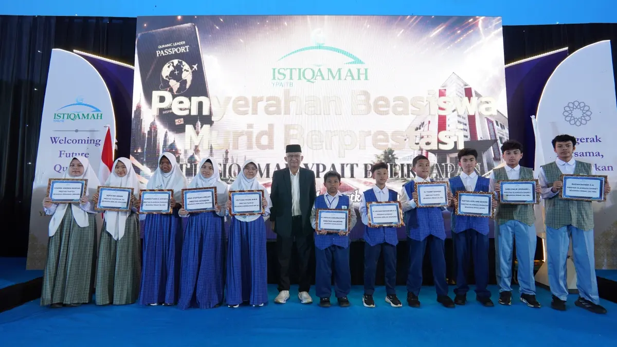PENGHARGAAN: Penyerahan piagam penghargaan kepada insan pendidikan berprestasi mewarnai puncak Milad ke-29 SIT Istiqamah YPAITB sebagai bentuk apresiasi atas dedikasi dan inovasi dalam memajukan pendidikan Islam.