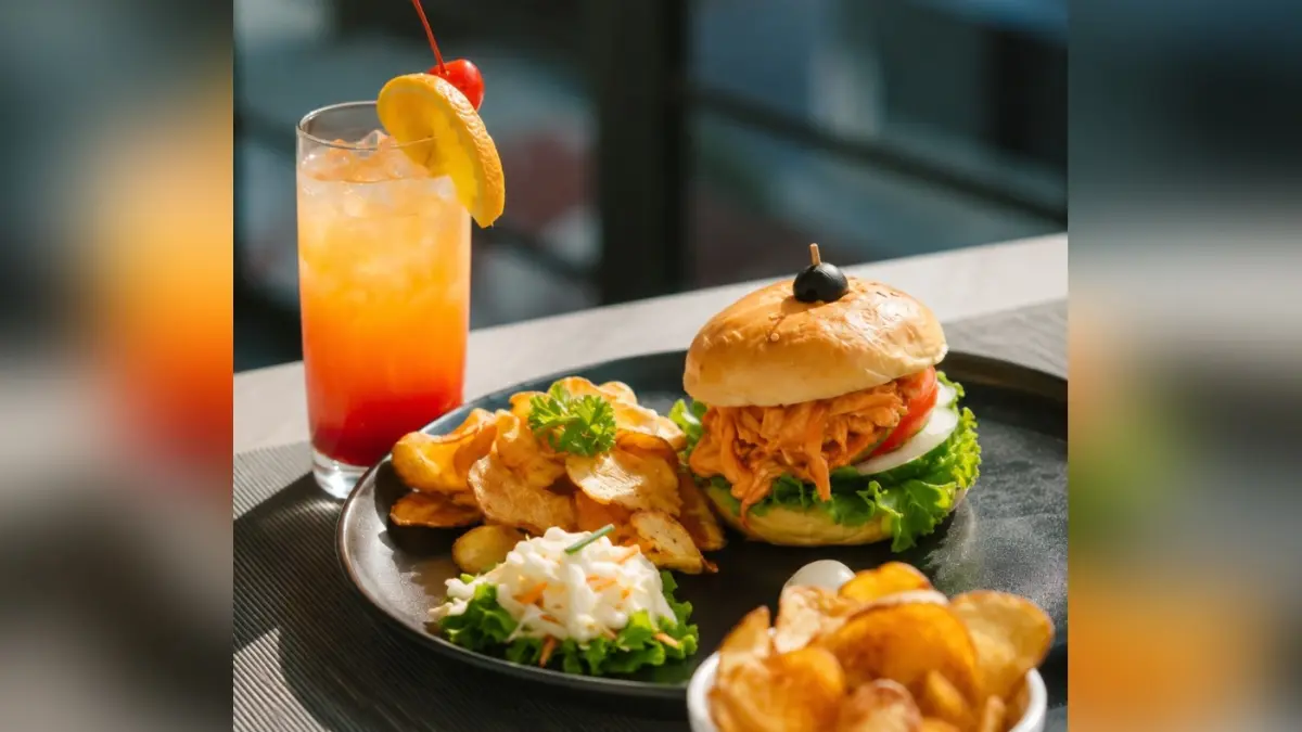 WAJIB COBA: Dengan cita rasa yang menggoda dan penyajian menarik, paket Highball & Bites siap menghadirkan pengalaman bersantap yang lebih istimewa di Platinum Hotel & Convention Hall Balikpapan.