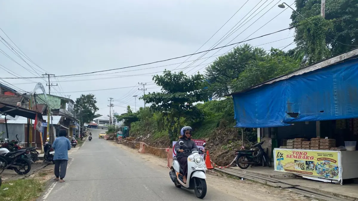 
DIMULAI:&nbsp;Alat berat sudah melakukan penggalian struktur drainase di Jalan Asmawarman, Gunung Telihan. FOTO: ADIEL KUNDHARA/KP